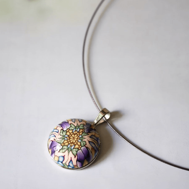 Collier ras de cou bohème rond mandala mauve