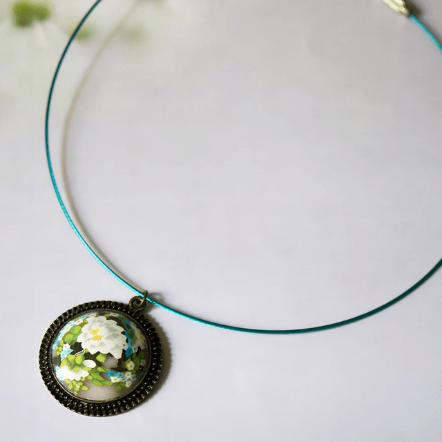 Collier ras de cou rétro rond fleur blanche