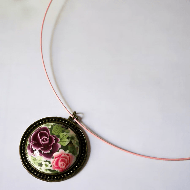 Collier ras de cou rétro rond deux roses