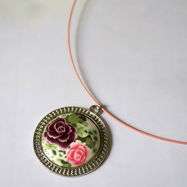 Collier ras de cou bohème rond deux roses