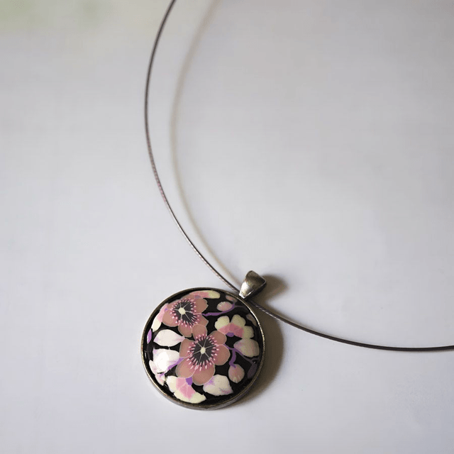 Collier ras de cou bohème rond fleurs mauves