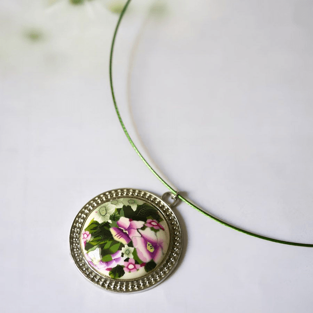 Collier ras de cou bohème rond pensées mauves