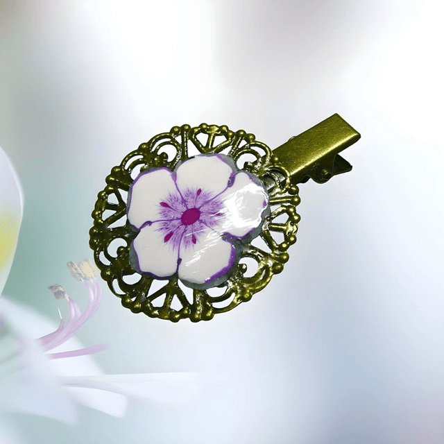 Pince rétro estampe ronde fleur lilas