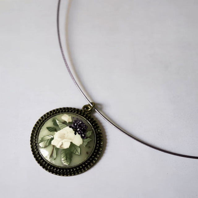 Collier ras de cou rétro rond rose blanche