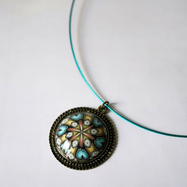 Collier ras de cou rétro rond mandala bleu jaune