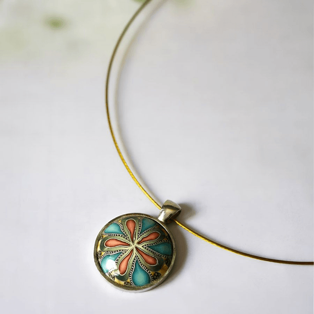 Collier ras de cou bohème rond mandala bleu rose