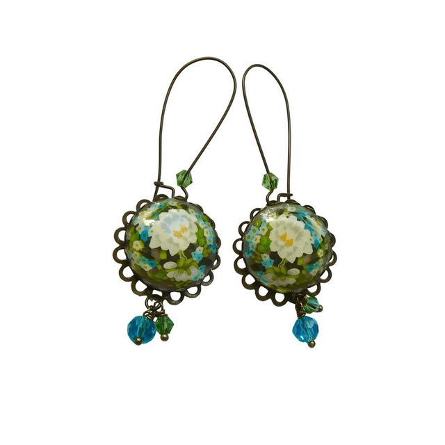 Boucles d&#039;oreilles pendantes fleurs blanches